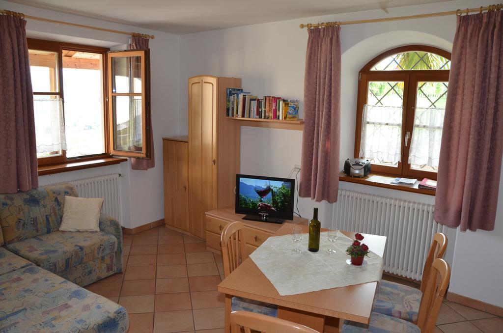 Apartamento Ansitz Weissenheim Appiano Sulla Strada Del Vino Habitación foto