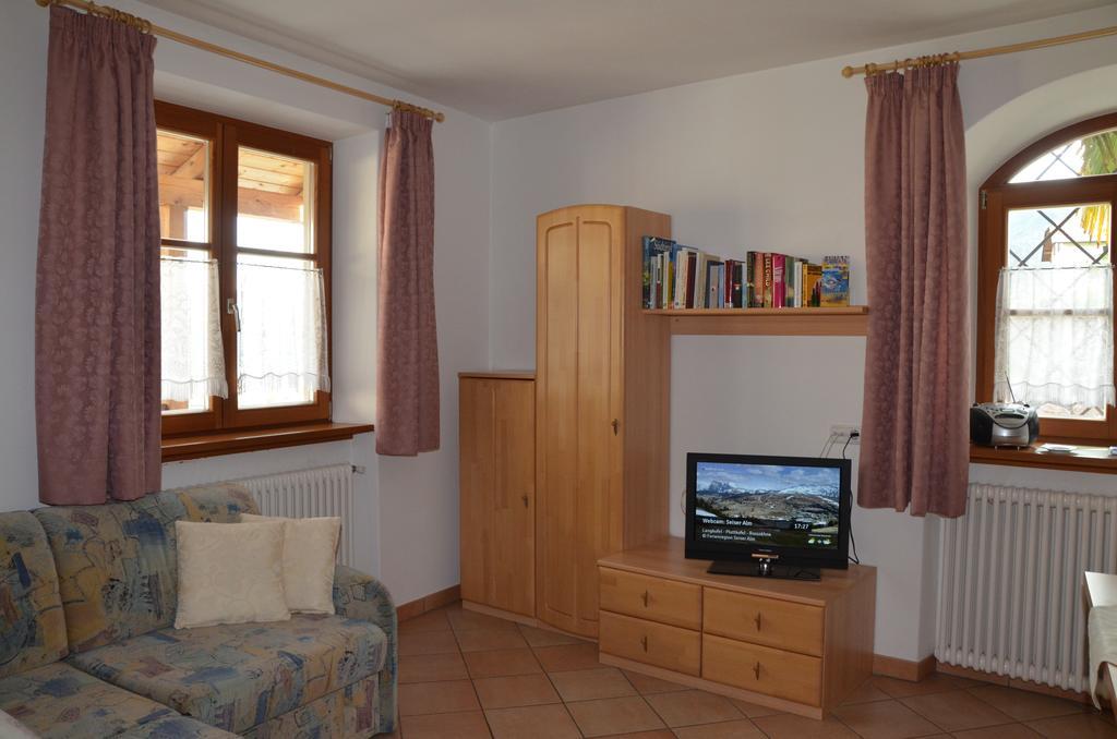 Apartamento Ansitz Weissenheim Appiano Sulla Strada Del Vino Habitación foto